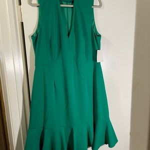 Cocktail dress in green. Goegeous witg a triangle in the middle. Sophiic look
